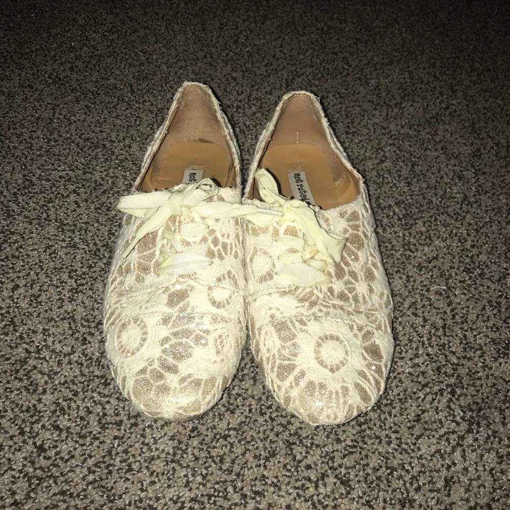 Sparkly lace gold shoes